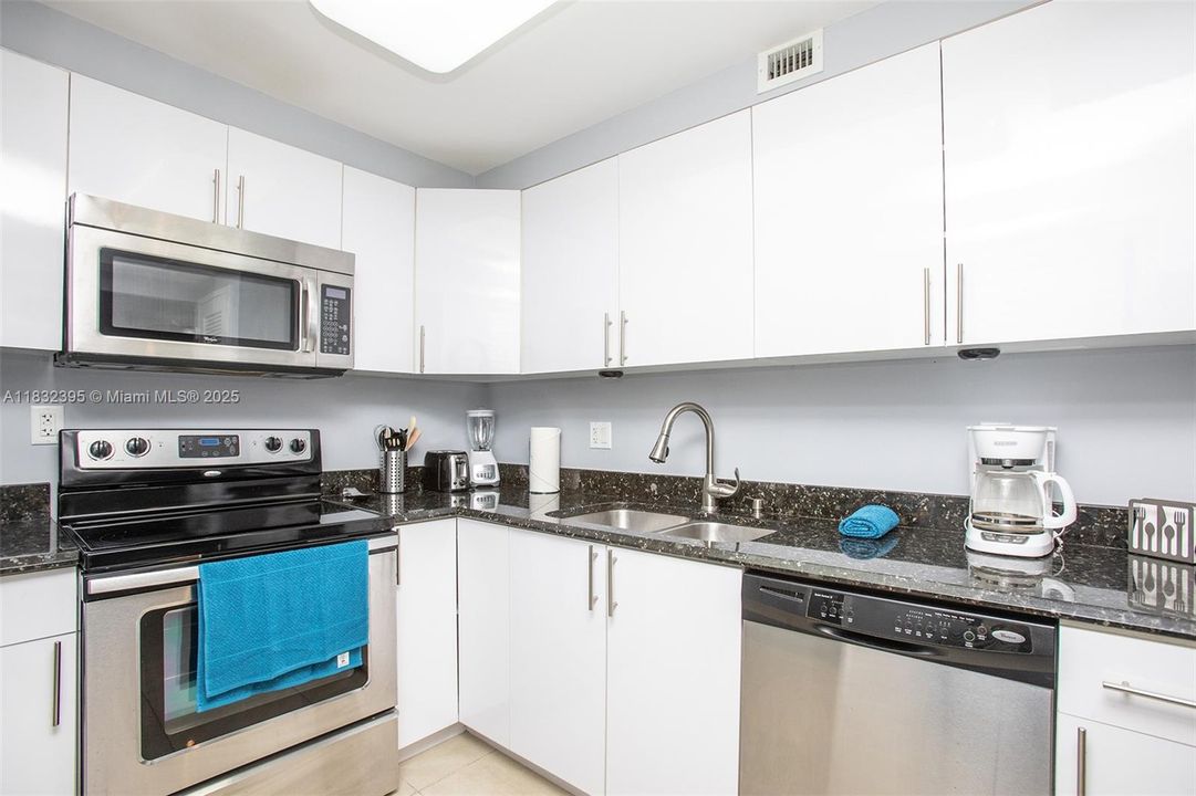 For Sale: $273,000 (1 beds, 1 baths, 887 Square Feet)