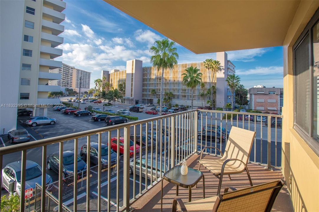 For Sale: $273,000 (1 beds, 1 baths, 887 Square Feet)