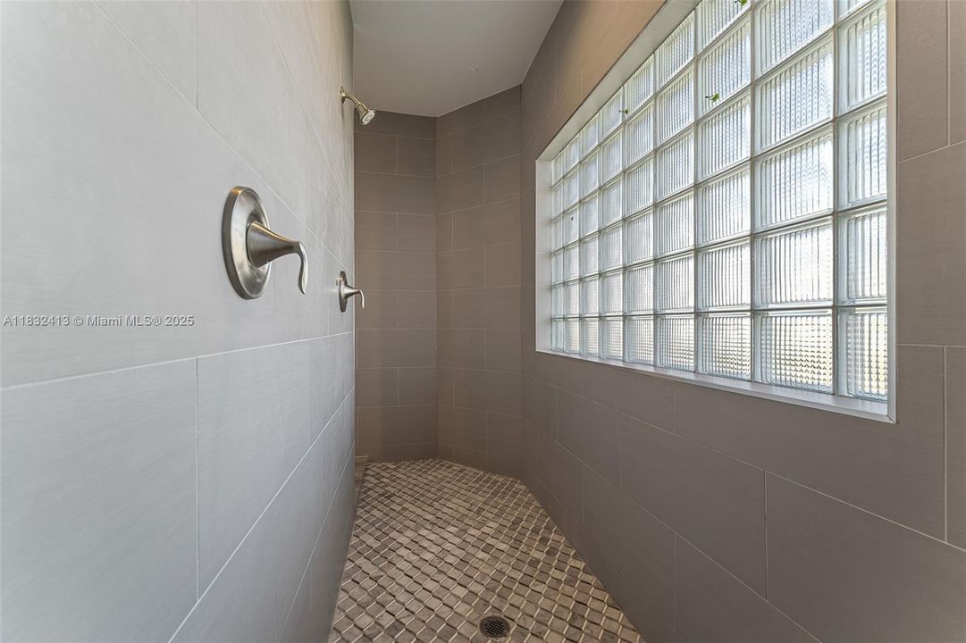 Recently Rented: $4,000 (6 beds, 3 baths, 2850 Square Feet)