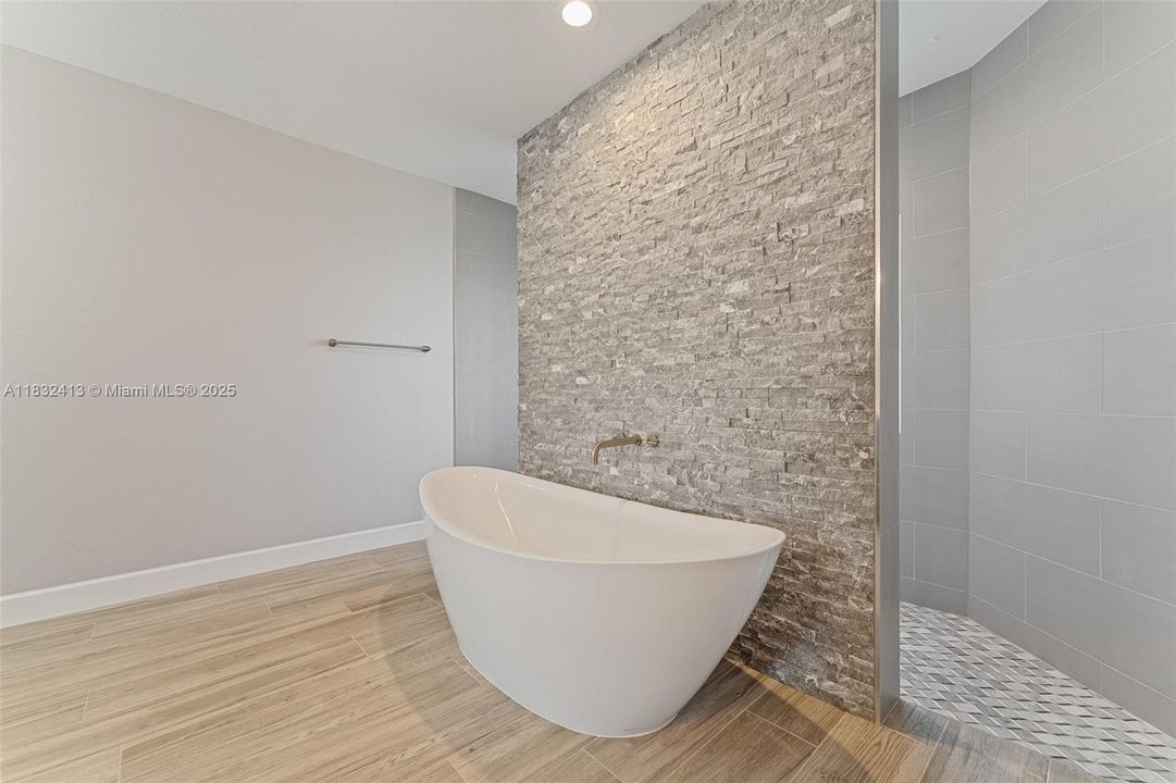 Recently Rented: $4,000 (6 beds, 3 baths, 2850 Square Feet)