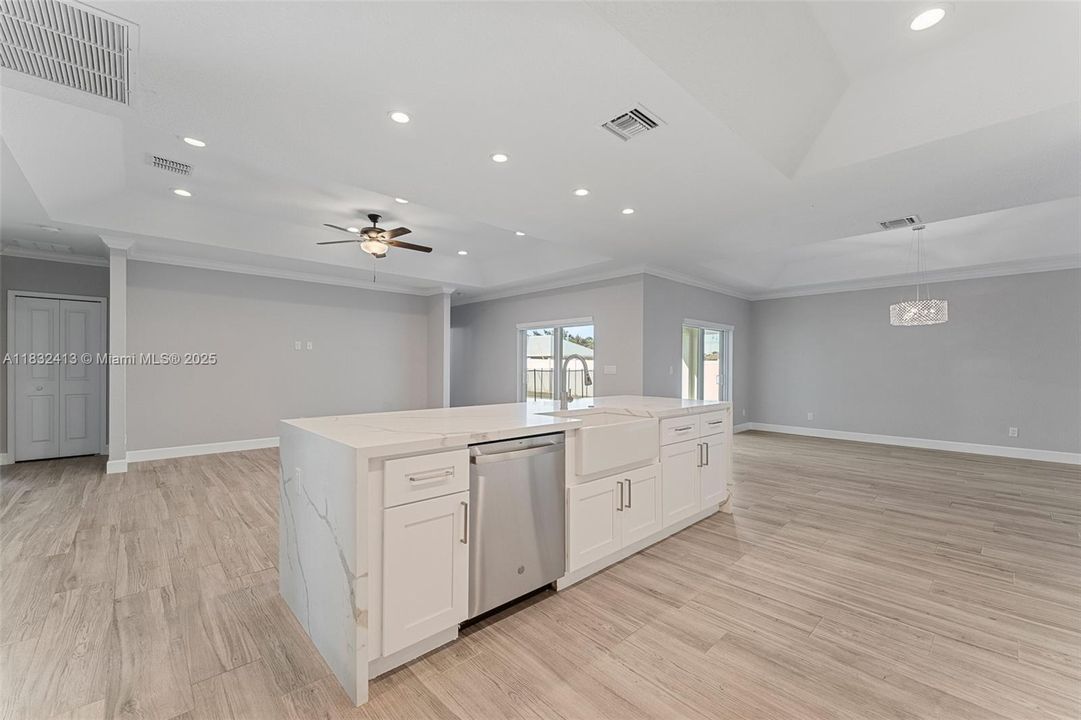 Recently Rented: $4,000 (6 beds, 3 baths, 2850 Square Feet)