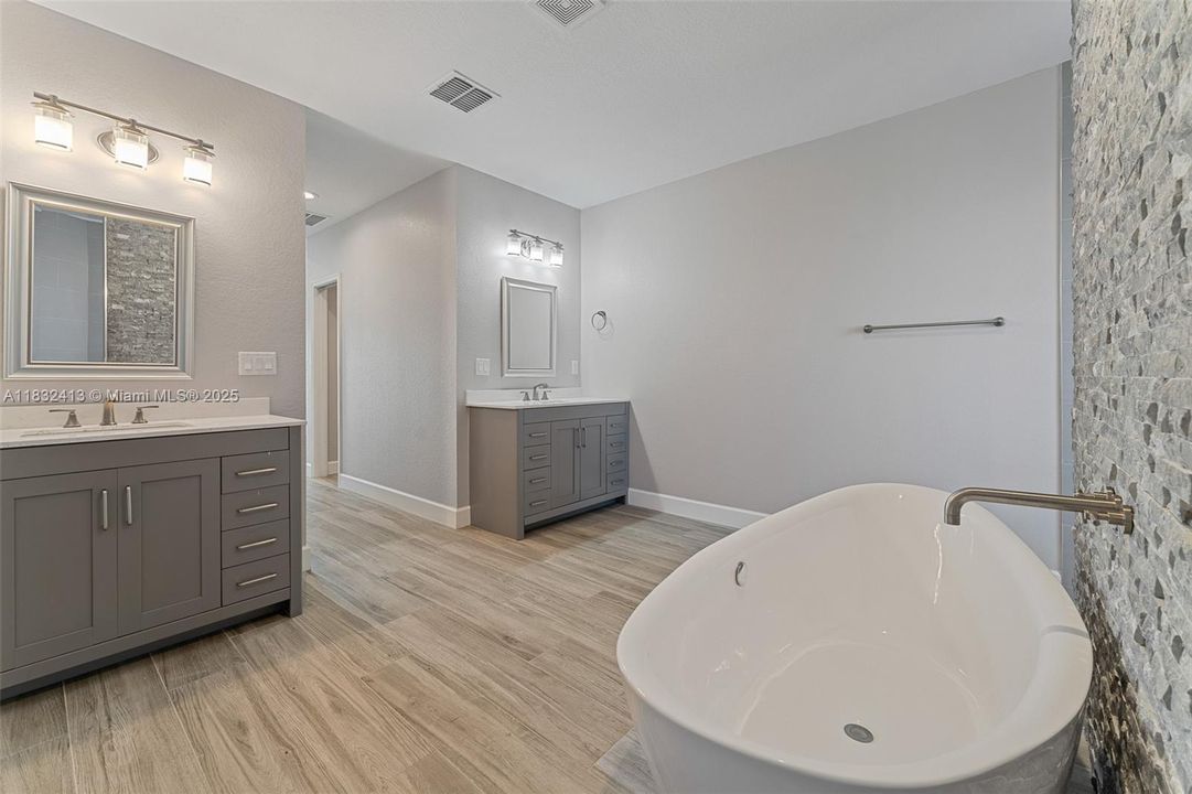 Recently Rented: $4,000 (6 beds, 3 baths, 2850 Square Feet)