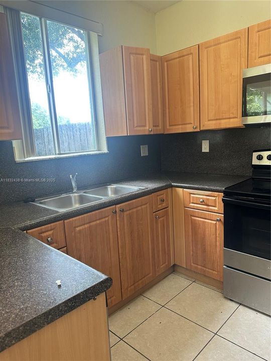 For Sale: $280,000 (4 beds, 3 baths, 1423 Square Feet)