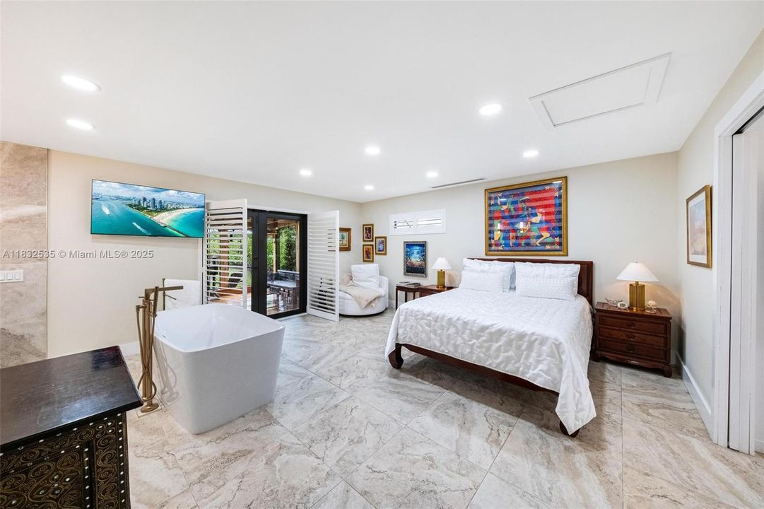 Recently Sold: $1,250,000 (4 beds, 2 baths, 2084 Square Feet)