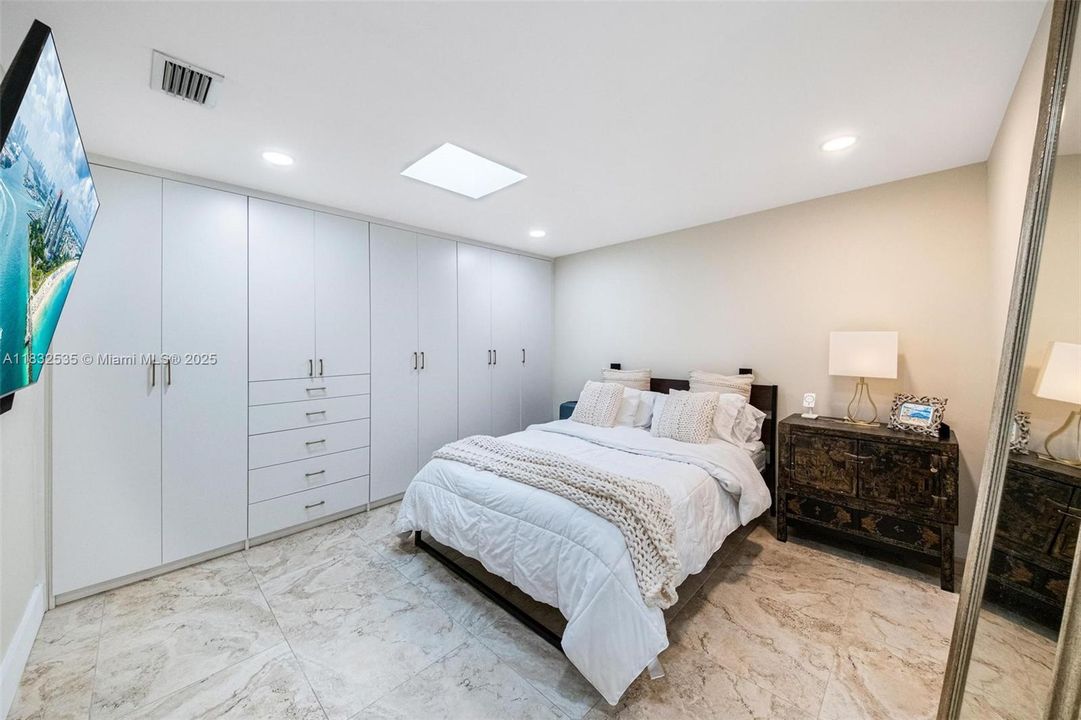 Recently Sold: $1,250,000 (4 beds, 2 baths, 2084 Square Feet)