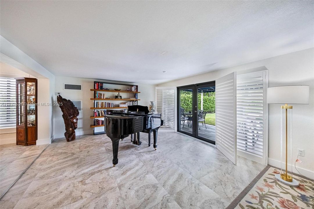 Recently Sold: $1,250,000 (4 beds, 2 baths, 2084 Square Feet)