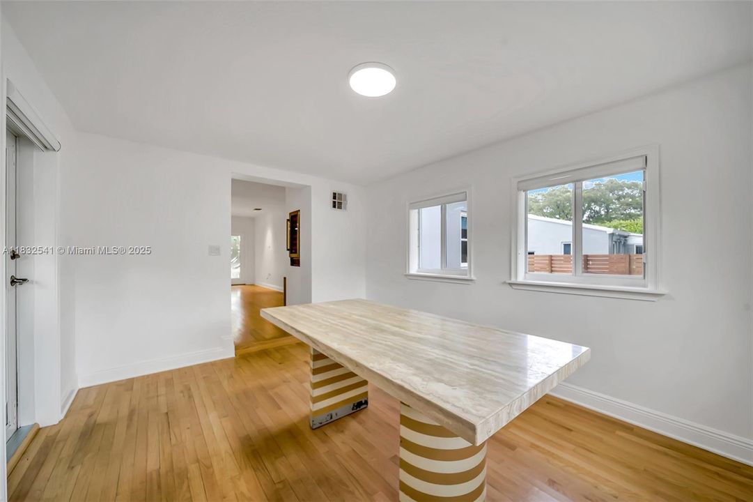 最近租的: $4,350 (3 贝兹, 2 浴室, 1296 平方英尺)