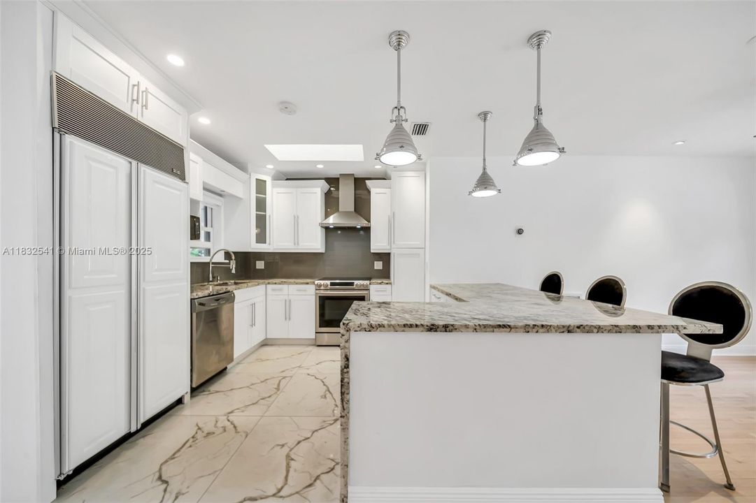 最近租的: $4,350 (3 贝兹, 2 浴室, 1296 平方英尺)