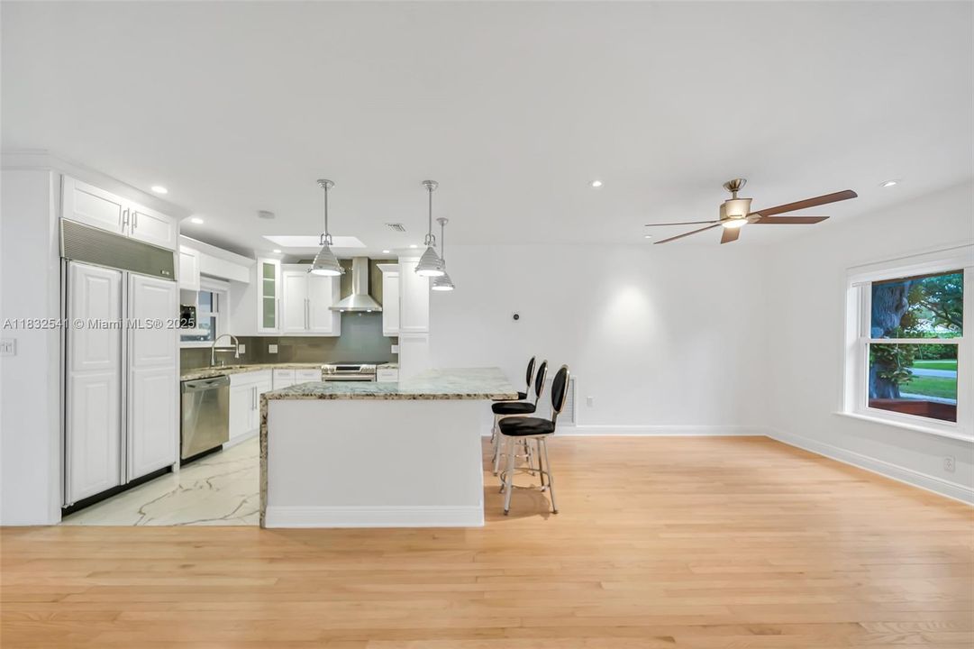 最近租的: $4,350 (3 贝兹, 2 浴室, 1296 平方英尺)