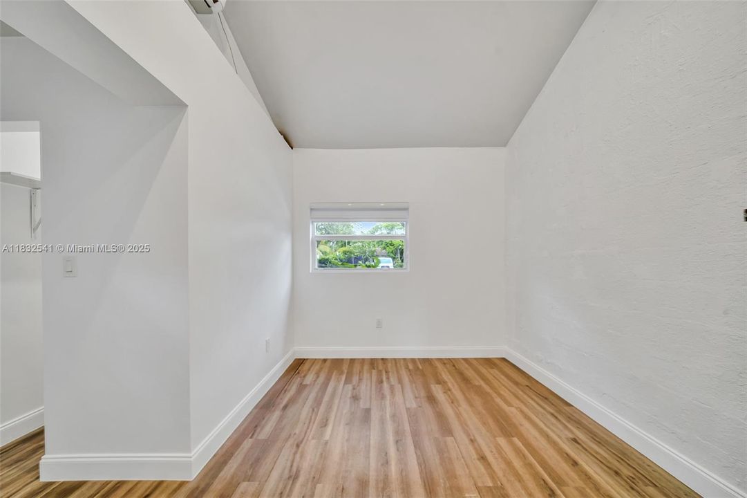 最近租的: $4,350 (3 贝兹, 2 浴室, 1296 平方英尺)