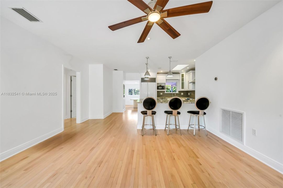 最近租的: $4,350 (3 贝兹, 2 浴室, 1296 平方英尺)