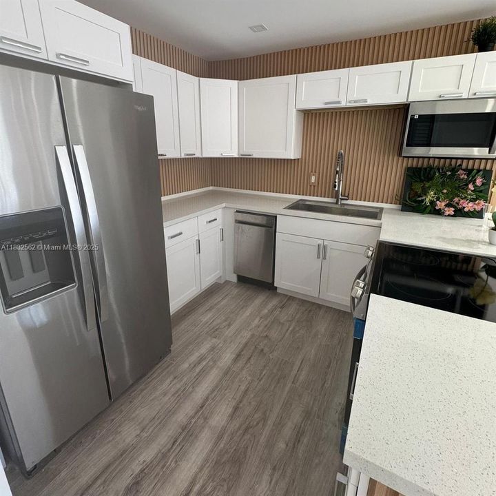 For Sale: $215,000 (1 beds, 1 baths, 740 Square Feet)