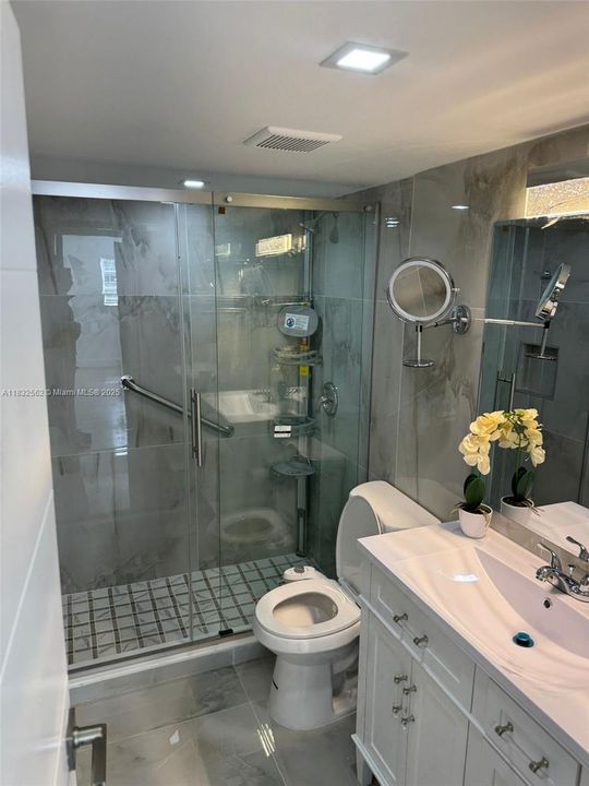 For Sale: $215,000 (1 beds, 1 baths, 740 Square Feet)