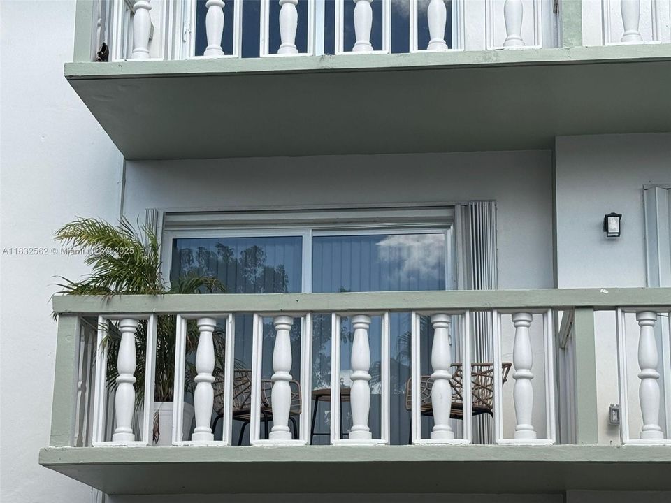 For Sale: $215,000 (1 beds, 1 baths, 740 Square Feet)