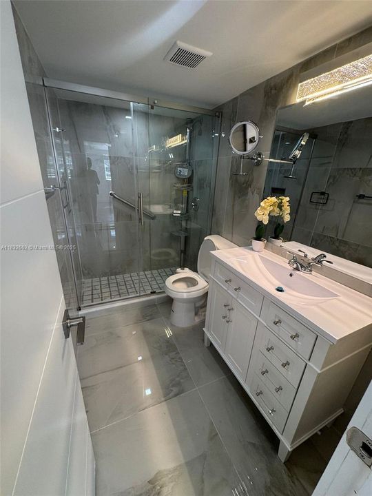 For Sale: $215,000 (1 beds, 1 baths, 740 Square Feet)