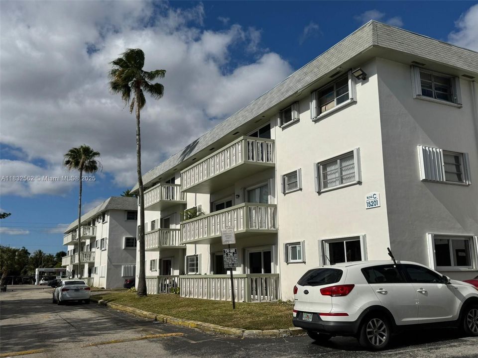 For Sale: $215,000 (1 beds, 1 baths, 740 Square Feet)