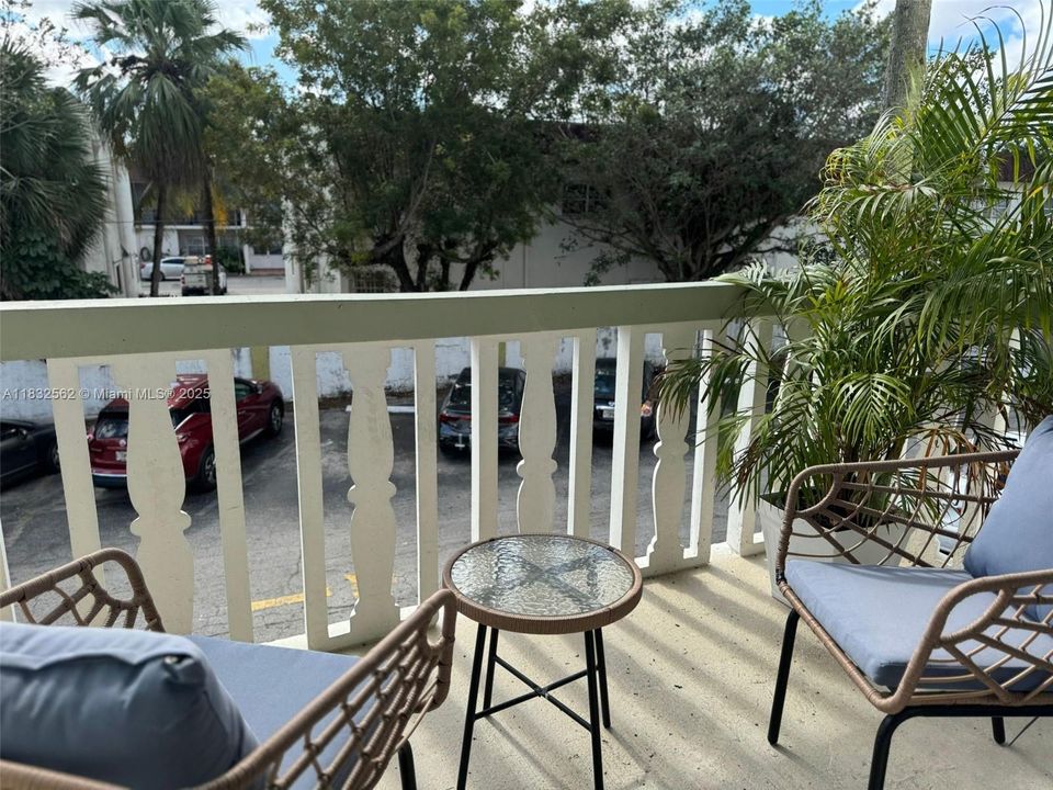 For Sale: $215,000 (1 beds, 1 baths, 740 Square Feet)