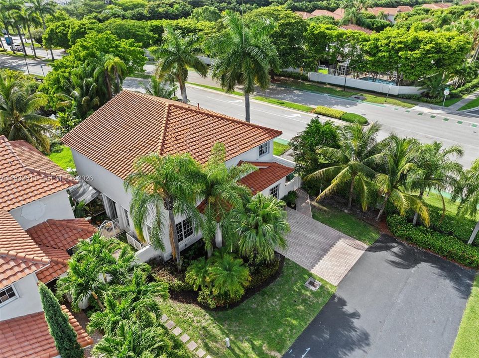 Active With Contract: $1,375,000 (6 beds, 4 baths, 3305 Square Feet)