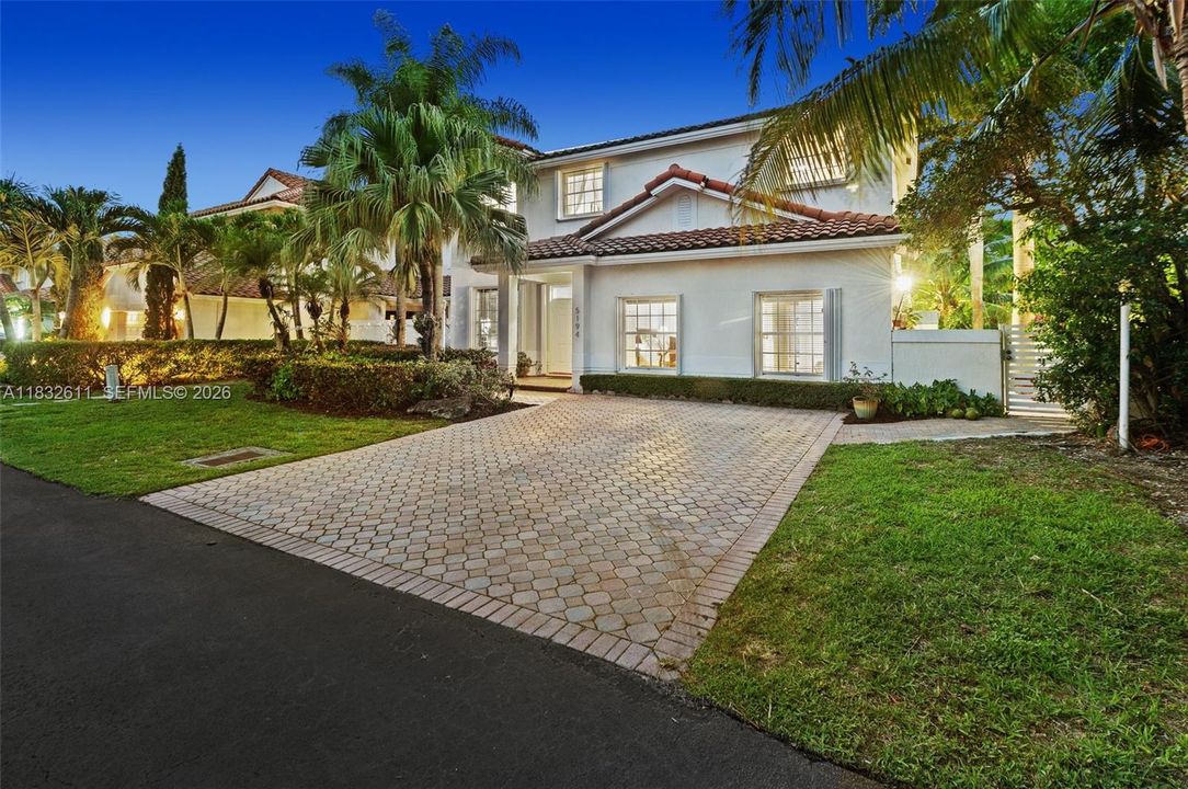 Active With Contract: $1,375,000 (6 beds, 4 baths, 3305 Square Feet)