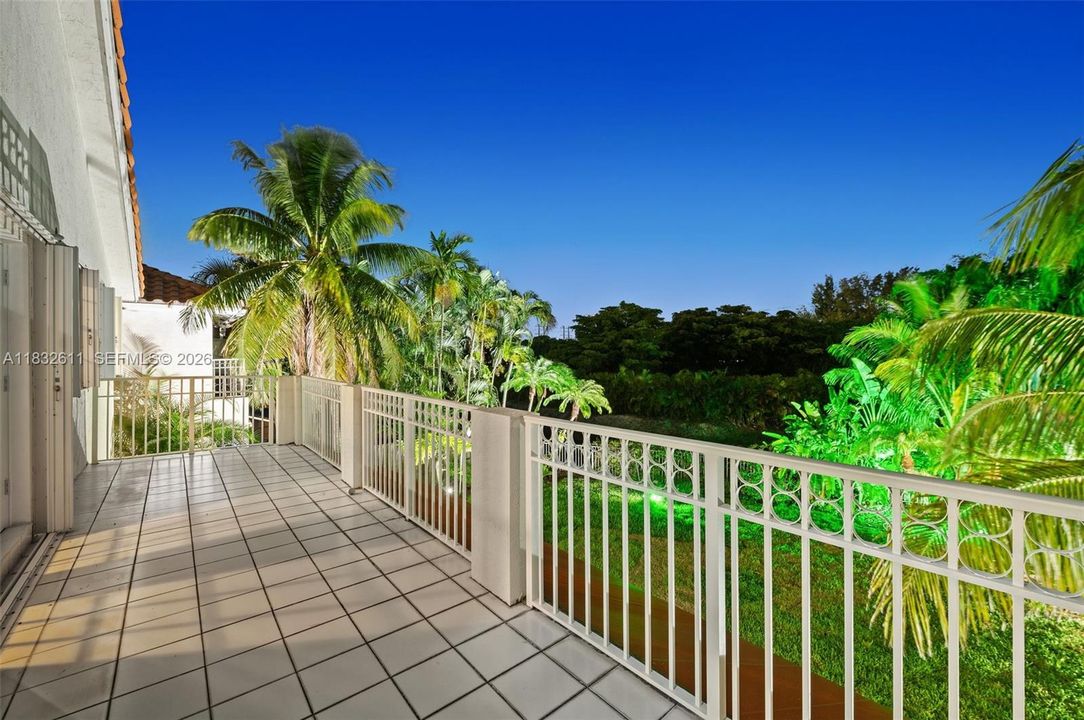 Active With Contract: $1,375,000 (6 beds, 4 baths, 3305 Square Feet)