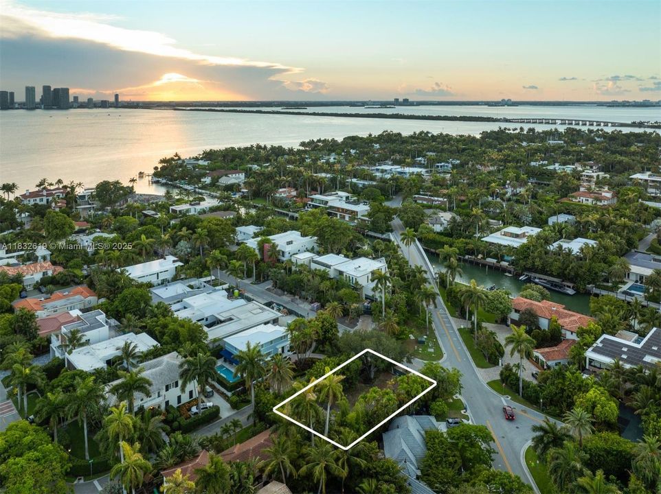 En Venta: $4,500,000 (0.17 acres)
