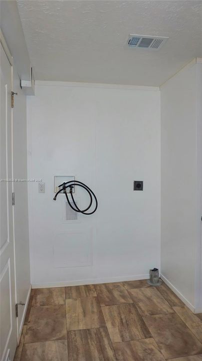 En Venta: $245,000 (3 camas, 2 baños, 1000 Pies cuadrados)