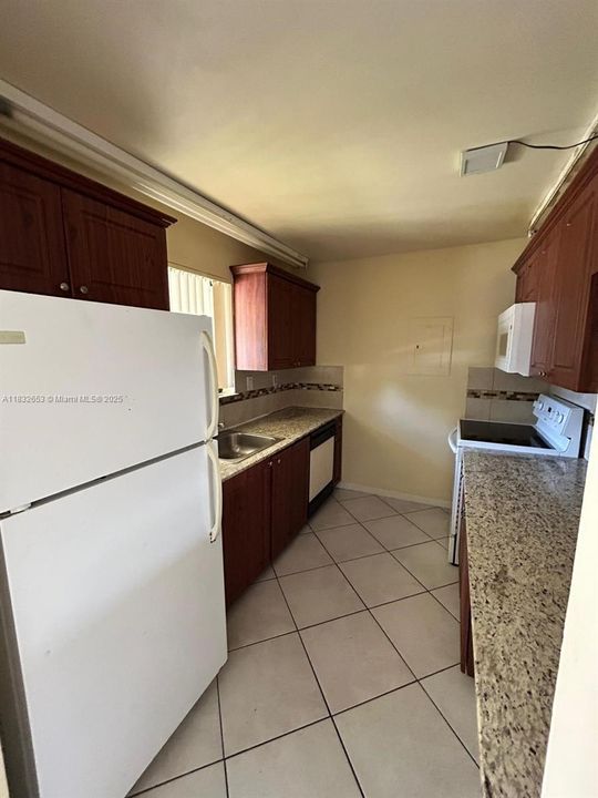 Active With Contract: $249,000 (2 beds, 2 baths, 946 Square Feet)