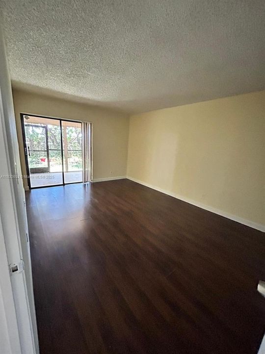 Active With Contract: $249,000 (2 beds, 2 baths, 946 Square Feet)