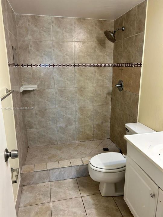 Active With Contract: $249,000 (2 beds, 2 baths, 946 Square Feet)