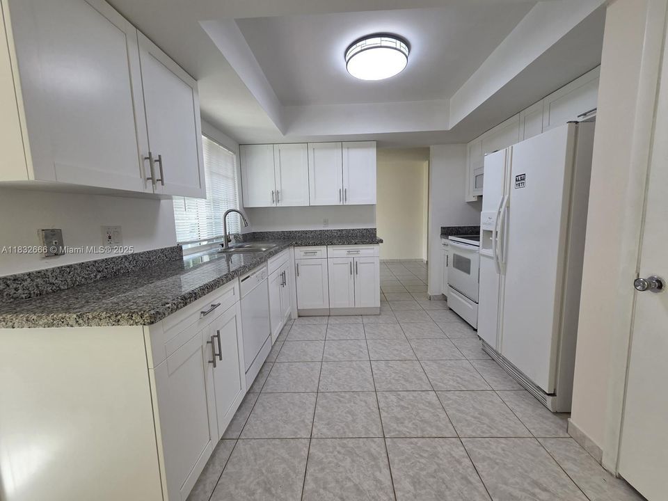 合同活跃: $3,595 (4 贝兹, 2 浴室, 1740 平方英尺)