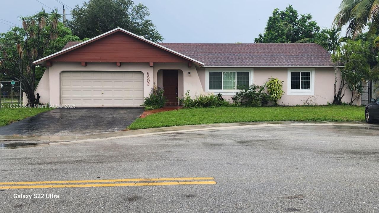 合同活跃: $3,595 (4 贝兹, 2 浴室, 1740 平方英尺)