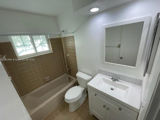 合同活跃: $3,595 (4 贝兹, 2 浴室, 1740 平方英尺)