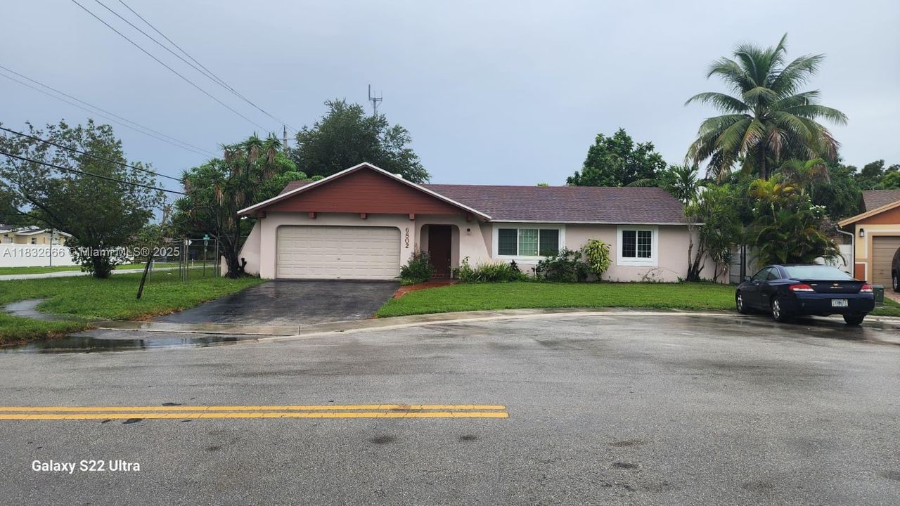 合同活跃: $3,595 (4 贝兹, 2 浴室, 1740 平方英尺)