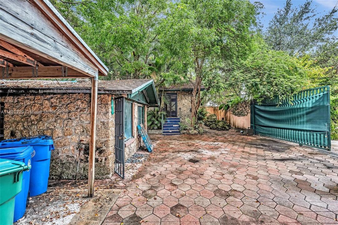 For Sale: $3,100,000 (4 beds, 2 baths, 2056 Square Feet)