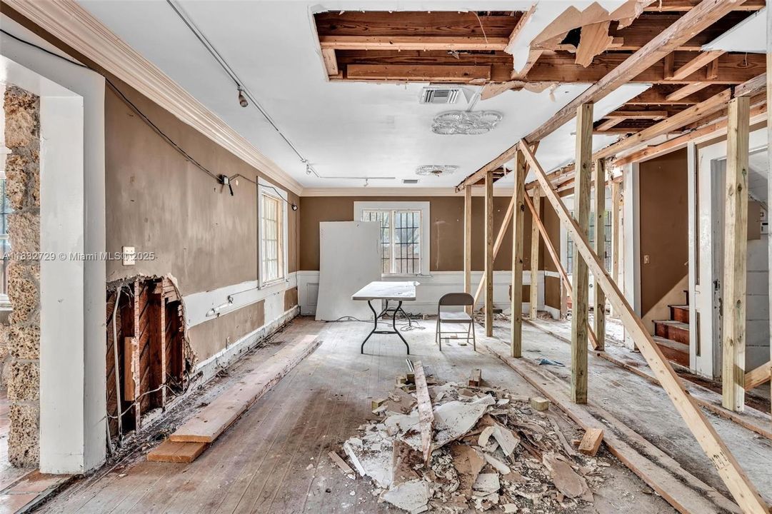 For Sale: $3,100,000 (4 beds, 2 baths, 2056 Square Feet)