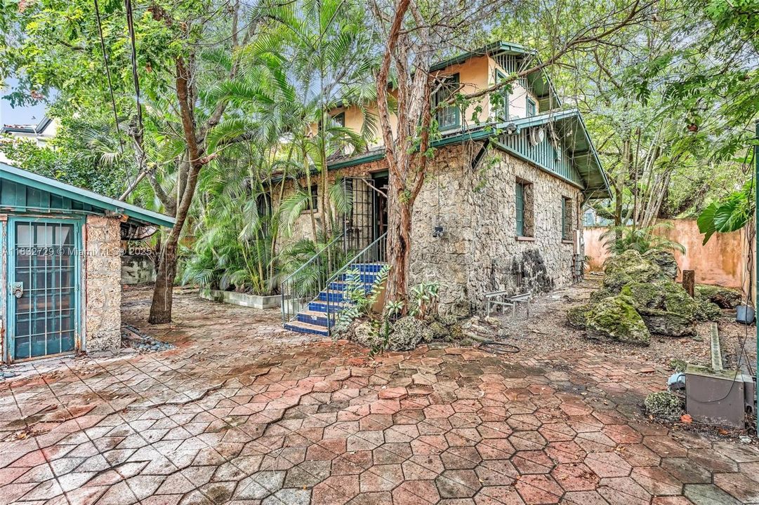For Sale: $3,100,000 (4 beds, 2 baths, 2056 Square Feet)