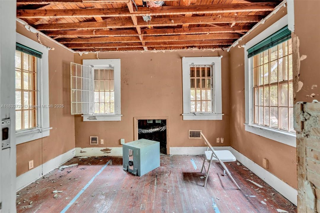 For Sale: $3,100,000 (4 beds, 2 baths, 2056 Square Feet)