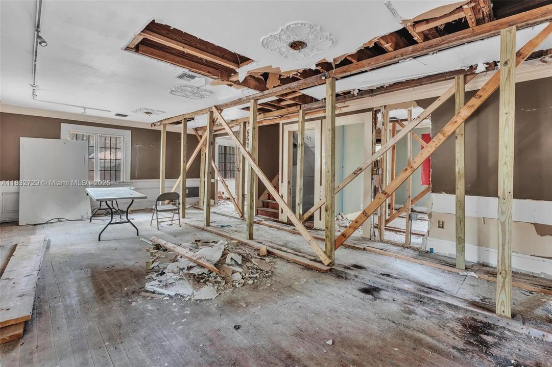 For Sale: $3,100,000 (4 beds, 2 baths, 2056 Square Feet)