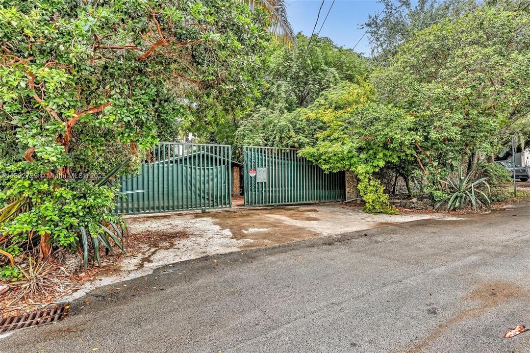 For Sale: $3,100,000 (4 beds, 2 baths, 2056 Square Feet)