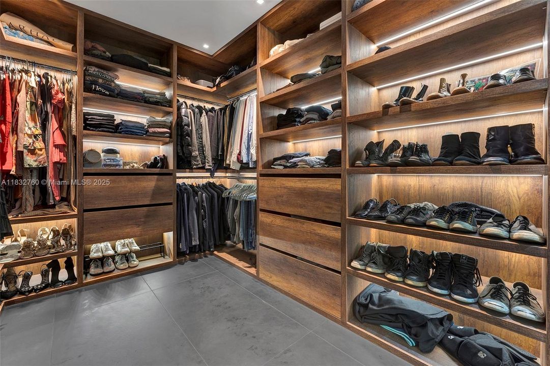 En Venta: $7,500,000 (4 camas, 3 baños, 3180 Pies cuadrados)