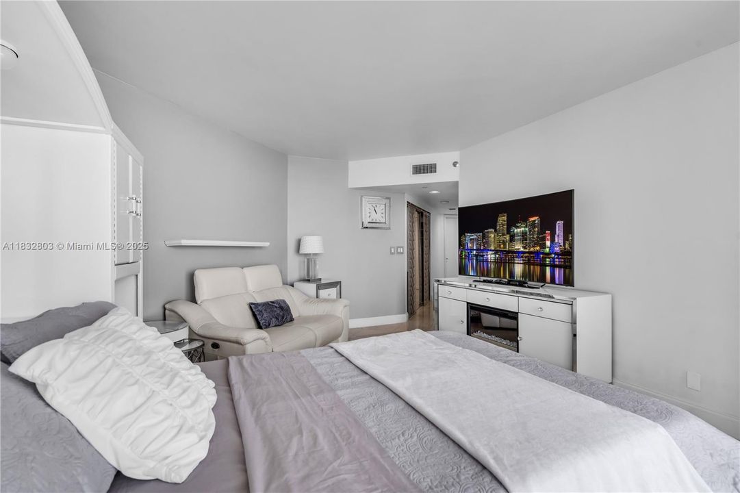 For Rent: $4,300 (1 beds, 2 baths, 1260 Square Feet)