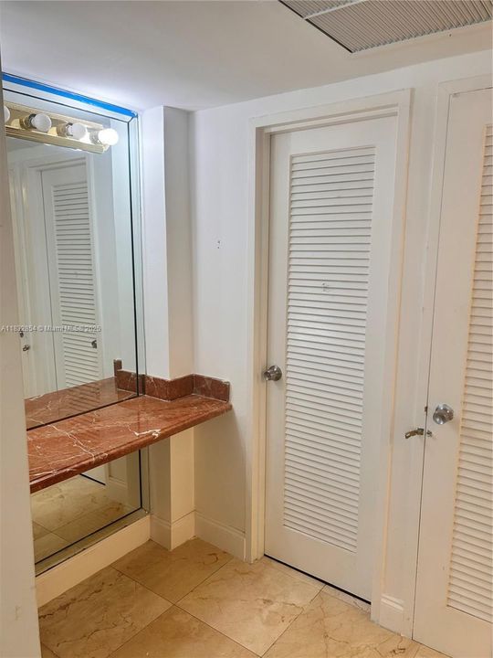 Недавно продано: $540,000 (2 спален, 2 ванн, 1030 Квадратных фут)