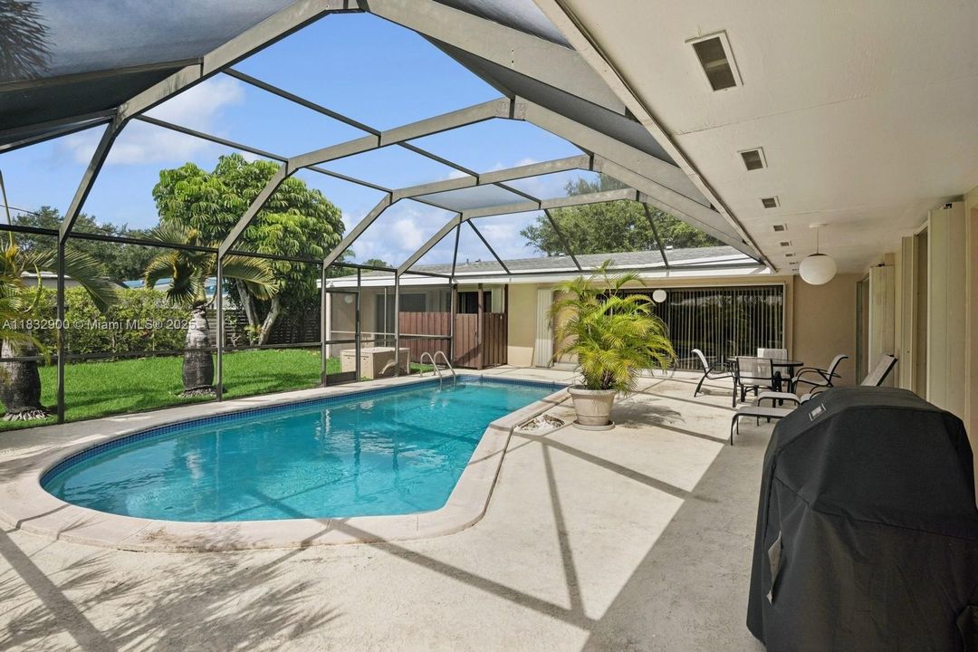 Recently Sold: $1,000,000 (3 beds, 2 baths, 1962 Square Feet)