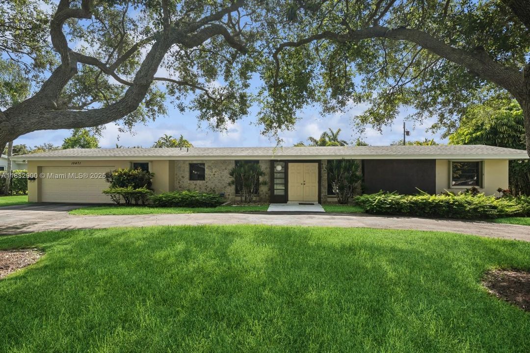 Recently Sold: $1,000,000 (3 beds, 2 baths, 1962 Square Feet)