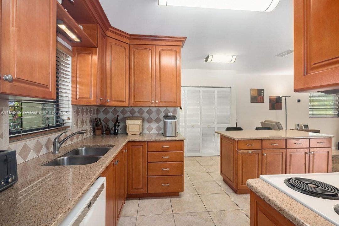 Recently Sold: $1,000,000 (3 beds, 2 baths, 1962 Square Feet)