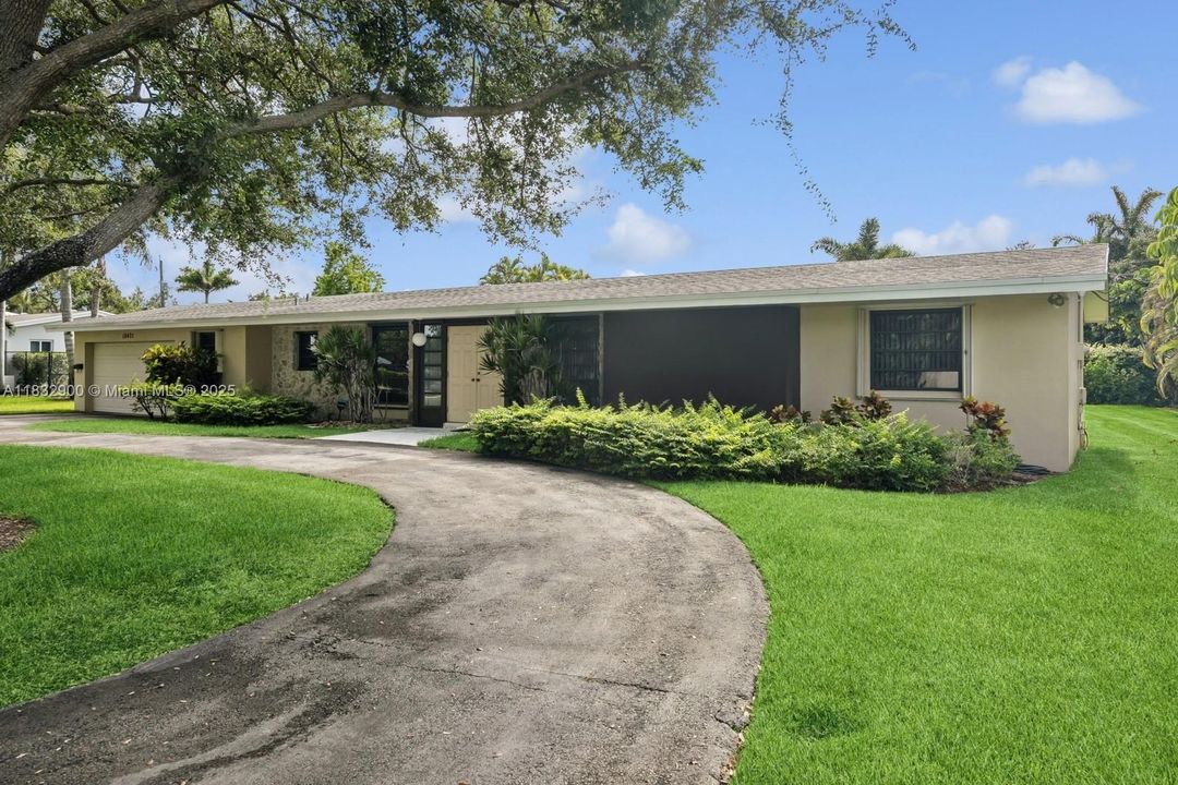Recently Sold: $1,000,000 (3 beds, 2 baths, 1962 Square Feet)