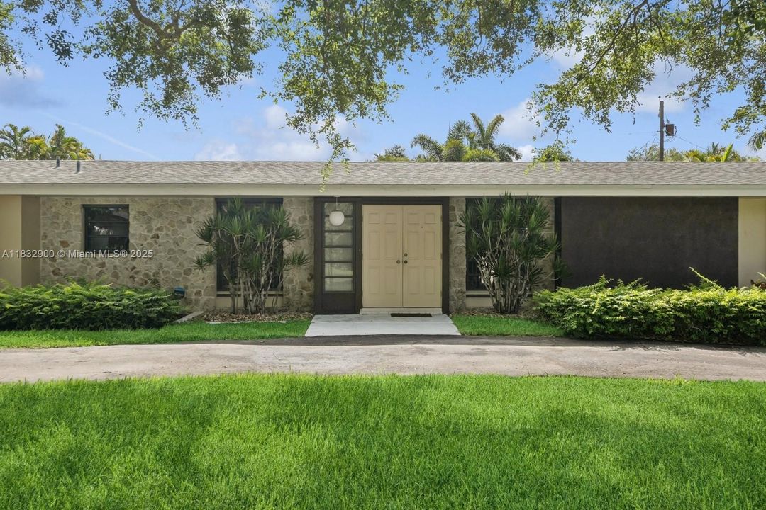 Recently Sold: $1,000,000 (3 beds, 2 baths, 1962 Square Feet)