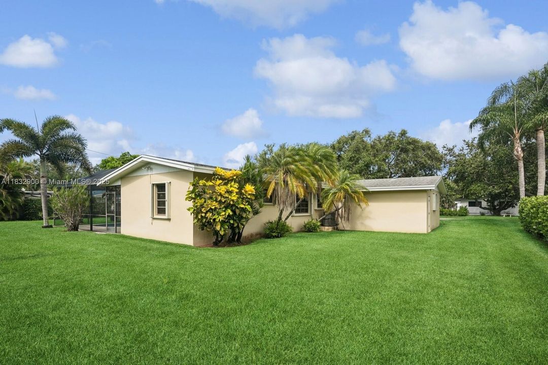 Recently Sold: $1,000,000 (3 beds, 2 baths, 1962 Square Feet)
