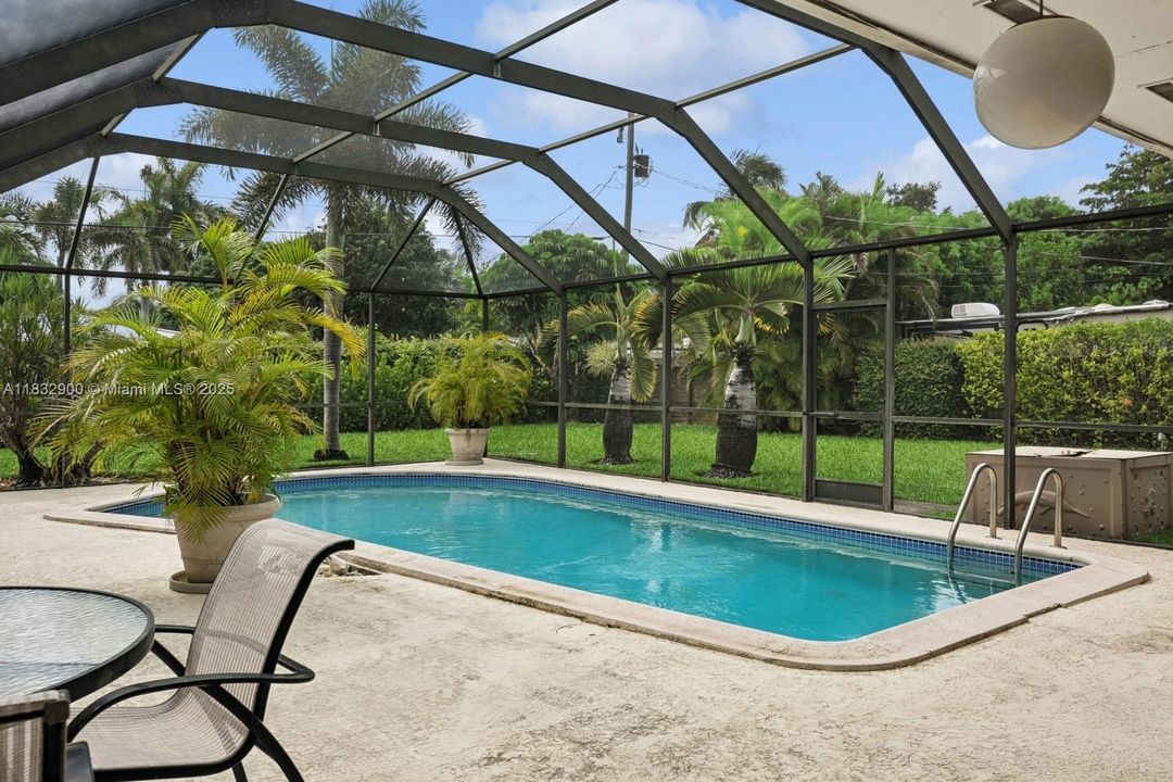 Recently Sold: $1,000,000 (3 beds, 2 baths, 1962 Square Feet)