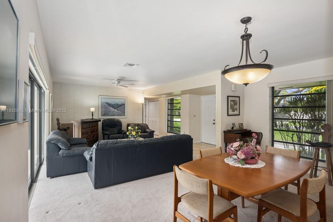 Recently Sold: $1,000,000 (3 beds, 2 baths, 1962 Square Feet)